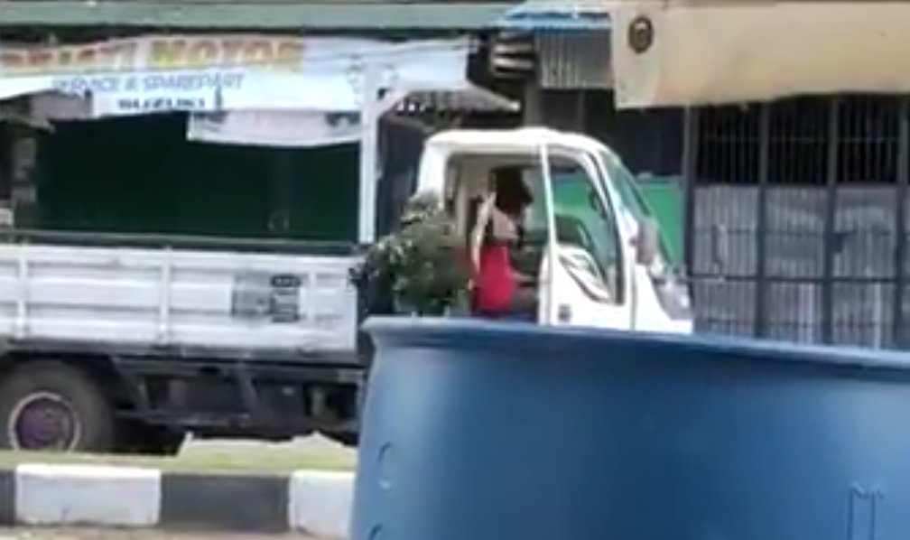 Dandhy_Laksono's tweet photo. Orang dilaporkan hilang, tentara main pukul di tengah jalan, atau orang ditemukan mati dengan luka tembak, juga mati setelah dikabarkan dianiaya. Ini berita dari Papua dua hari terakhir.

Ini kepingan dari yang terjadi selama 50 tahun terakhir. Ini bukan "new normal" bagi Papua. https://t.co/hY2dfaJ2mh