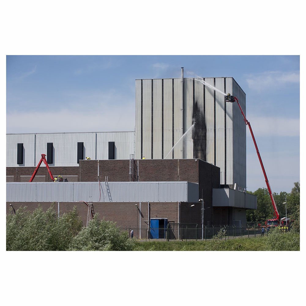 Brand kerncentrale Dodewaard. Foto’s en filmpje online op site <a href="/DeGelderlander/">De Gelderlander</a> met verhaal van <a href="/Rinke81/">Rinke</a> #kerncentrale #dodewaard #kerncentraledodewaard