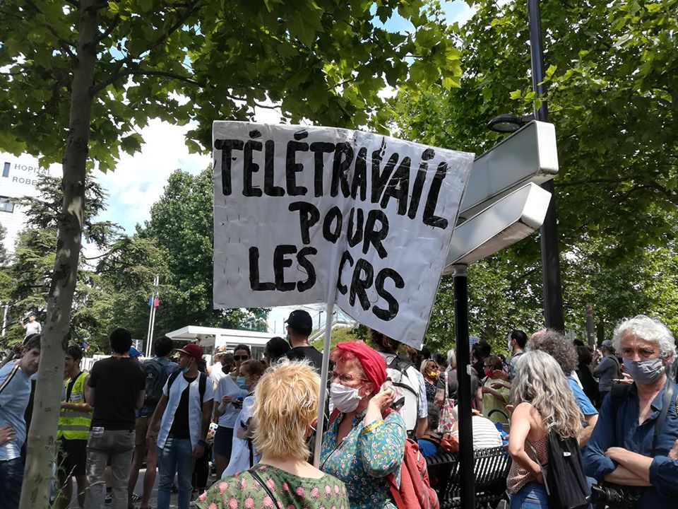 Actuellement devant l'hôpital Robert Debré, avec le meilleur slogan de ces derniers mois : 'Télétravail pour les CRS !'