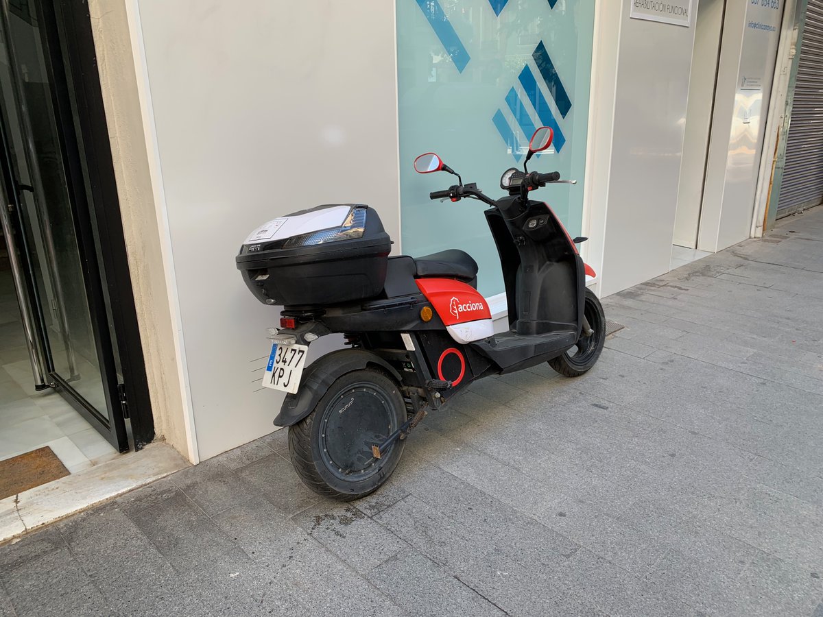 betosix's tweet photo. Hola @AccionaMoto ¿dónde puedo informar de abusos de vuestros usuarios, por ejemplo la matrícula 3477 KPJ que lleva casi 24h. desde el 20-5-20 en la acera tapando un negocio? Calle Sevilla 17. 46006 Valencia. @policialocalvlc  #ACCIONAMotosharing https://t.co/JZfDBGW05k