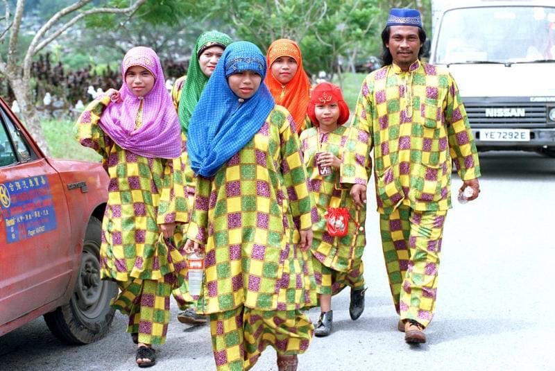 MYFsingapore's tweet photo. Walaupun tahun ini kita menyambut Lebaran di rumah, tidak bermakna kita tidak boleh cantik bergaya kan? Lihat sahaja Encik Mohamed Mohd Yunos sekeluarga sedondon semasa Hari Raya Aidilfitri pada Mac 1995. #throwbackRamadan #KenangKenangRamadan
Kredit: Berita Harian Singapura https://t.co/CA45DBOPwe