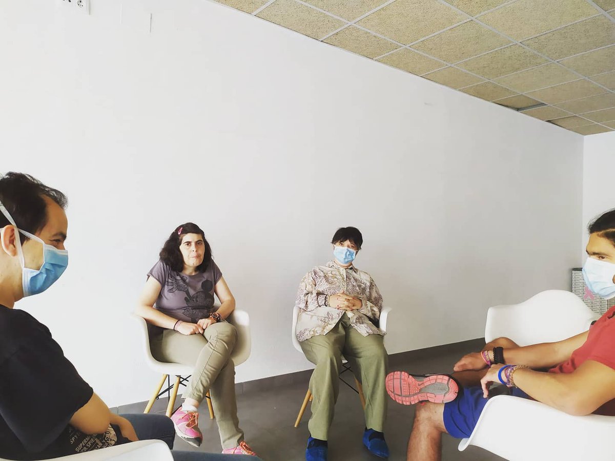 fvo_cat's tweet photo. #conversem sobre les fases del desconfinament, mesures de seguretat i pors i temors de la situació que vivim i fem la primera presa de contacte amb les #mascaretes a la Llar El Cinquantenari 🌈 #EnsEnSortirem
#disCAPACITAT #granfamiliaFVO #coronavirus #COVID19 #VallèsOriental https://t.co/MohKbxV481