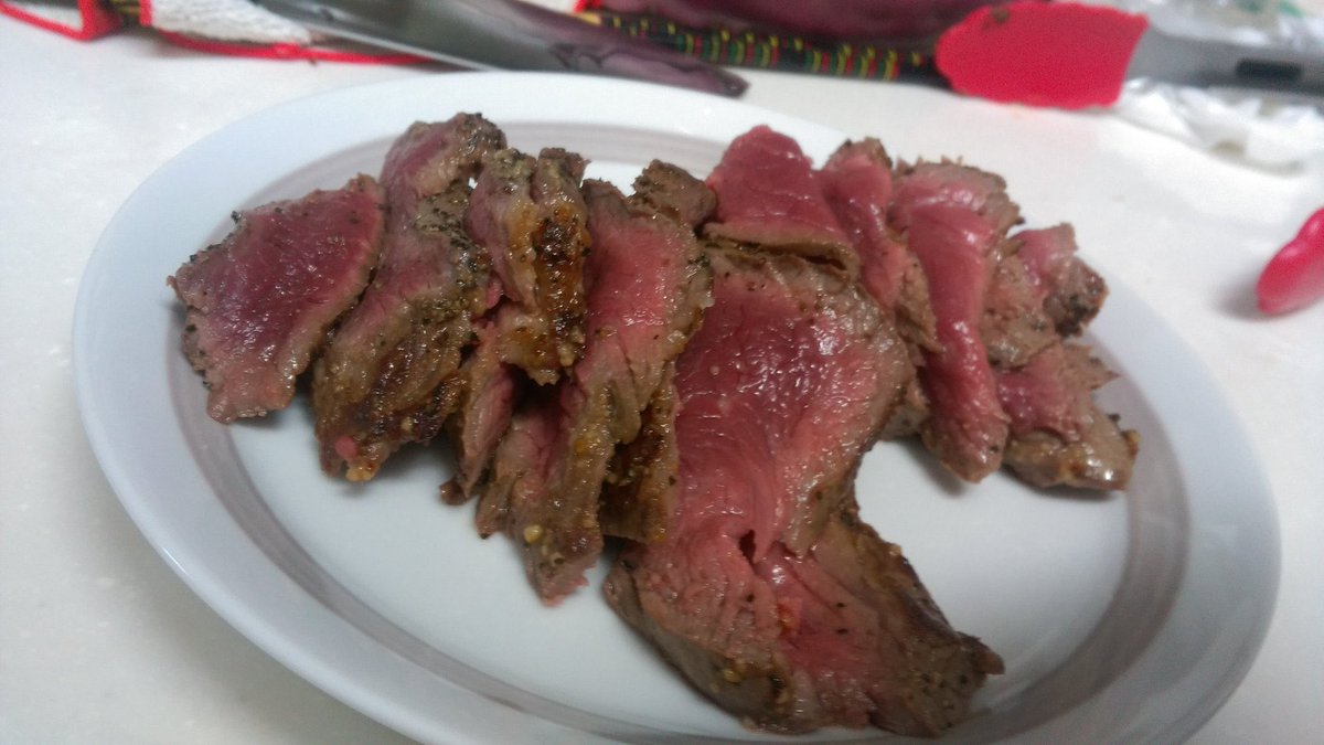 まかまかgp会長兼ceo 前の皿が生焼けの肉 外側だけ焦げてます 後者が 定温調理のレアの肉です 肉はカンピロバクターの食中毒とかも怖いですので 此れからの暑い季節には 気をつけて下さい 肉バルcomplete 定温調理ステーキ T Co