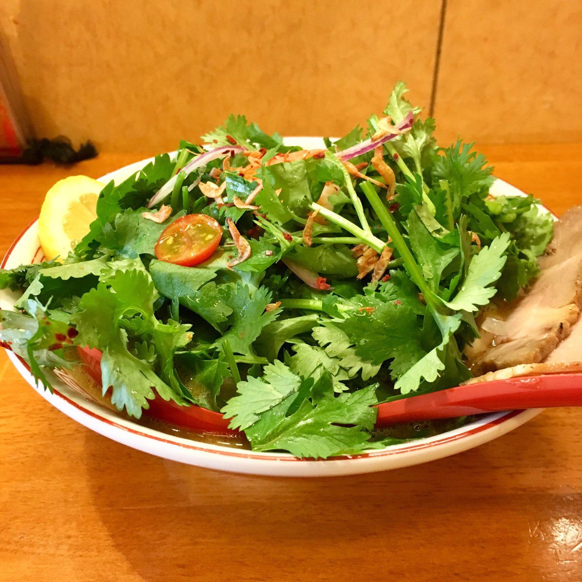 赤城山 豚骨らーめん れん 伊勢崎 アジアンらーめん 替玉 パクチー好きなのでマシをリクエスト 着丼し山盛りのパクチーにビックリ 盛り過ぎましたかねぇ と店主がニヤリ スパイシーなスープにパクチーがマッチしてたまらない 替玉にもパクチーを