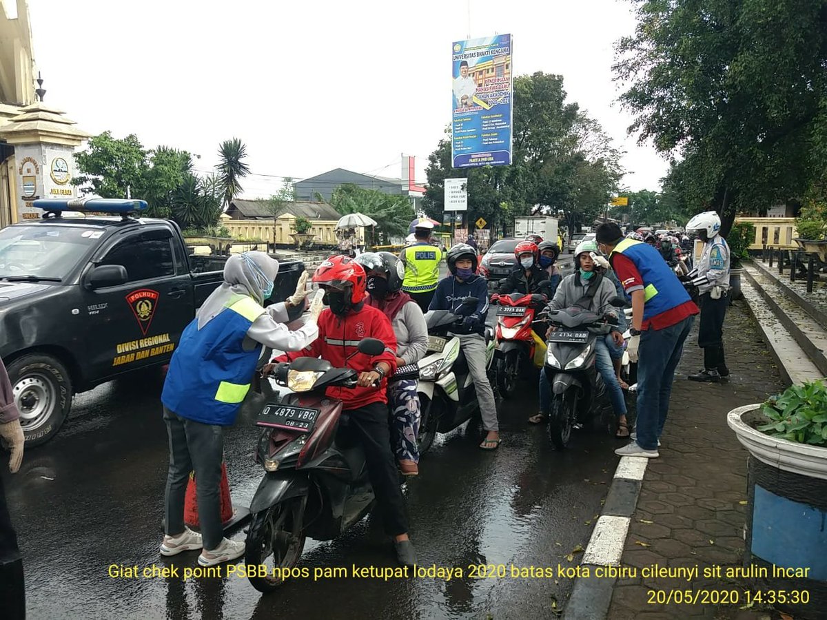 Waktu jaga check point kemarin. Banyak kendaraan yg diberhentiin ketika ditanya alasanya baru pulang "belanja" dan "mau mudik" . *istighfar*
