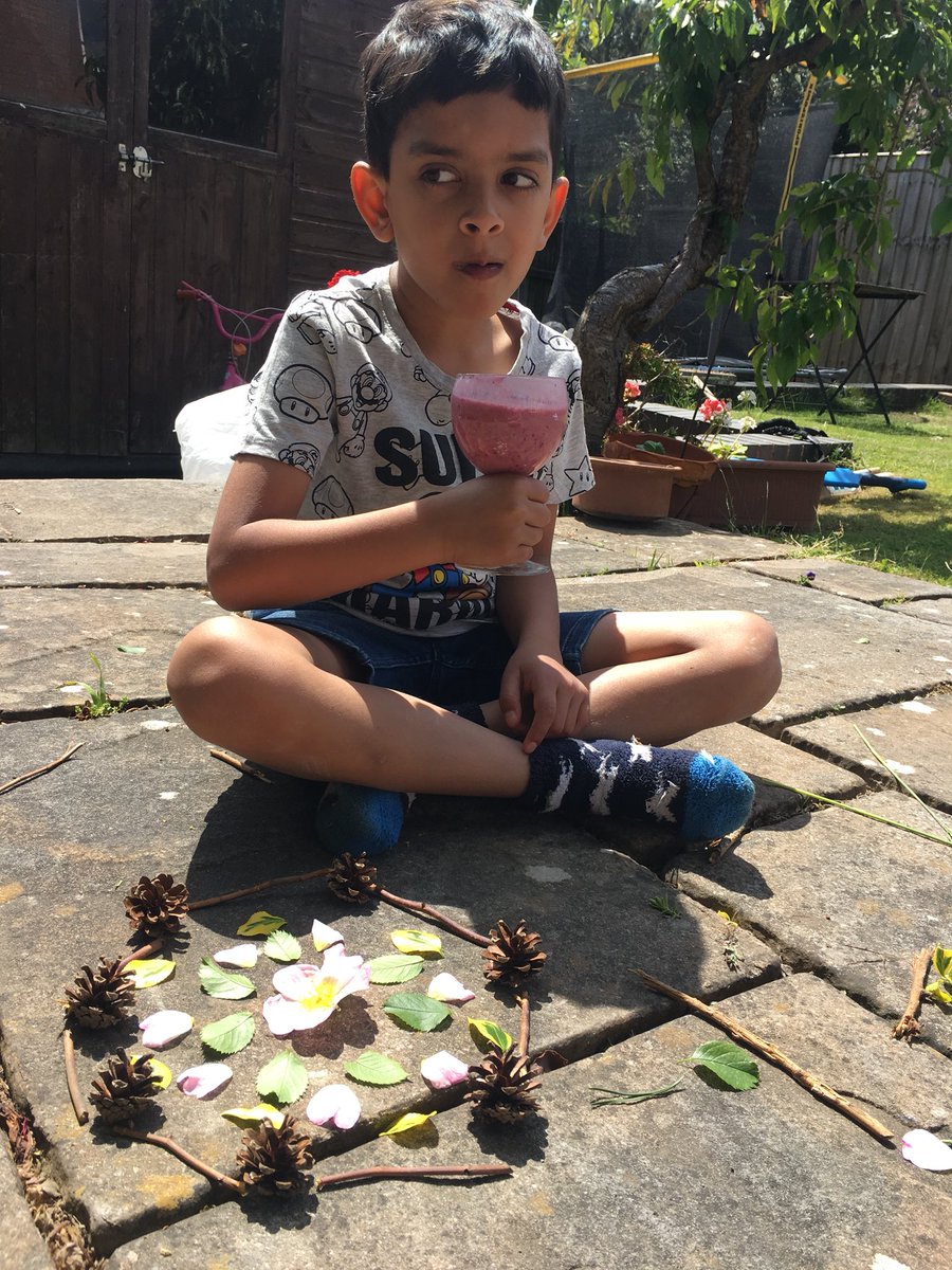 EviSenu's tweet photo. Being outside today Evin made this nature mandala @MissDaviesDBPS @MrCapener @DawleyBrookPri https://t.co/MtgALQNFYT