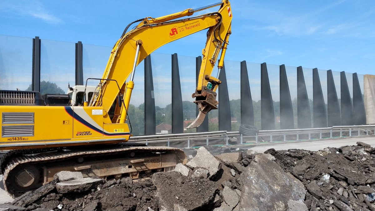 RWS_WNZ's tweet photo. #Doorbouwers. Het naar voren gehaalde werk #corona door Rijkswaterstaat en onze aannemer #VanGelder op #A16 tussen #Zwijndrecht en #Dordrecht ligt op schema. Aanblik lege #A16 nu anderszins surrealistich: https://t.co/PuTjHeRKpX https://t.co/oIa8RBUA3f