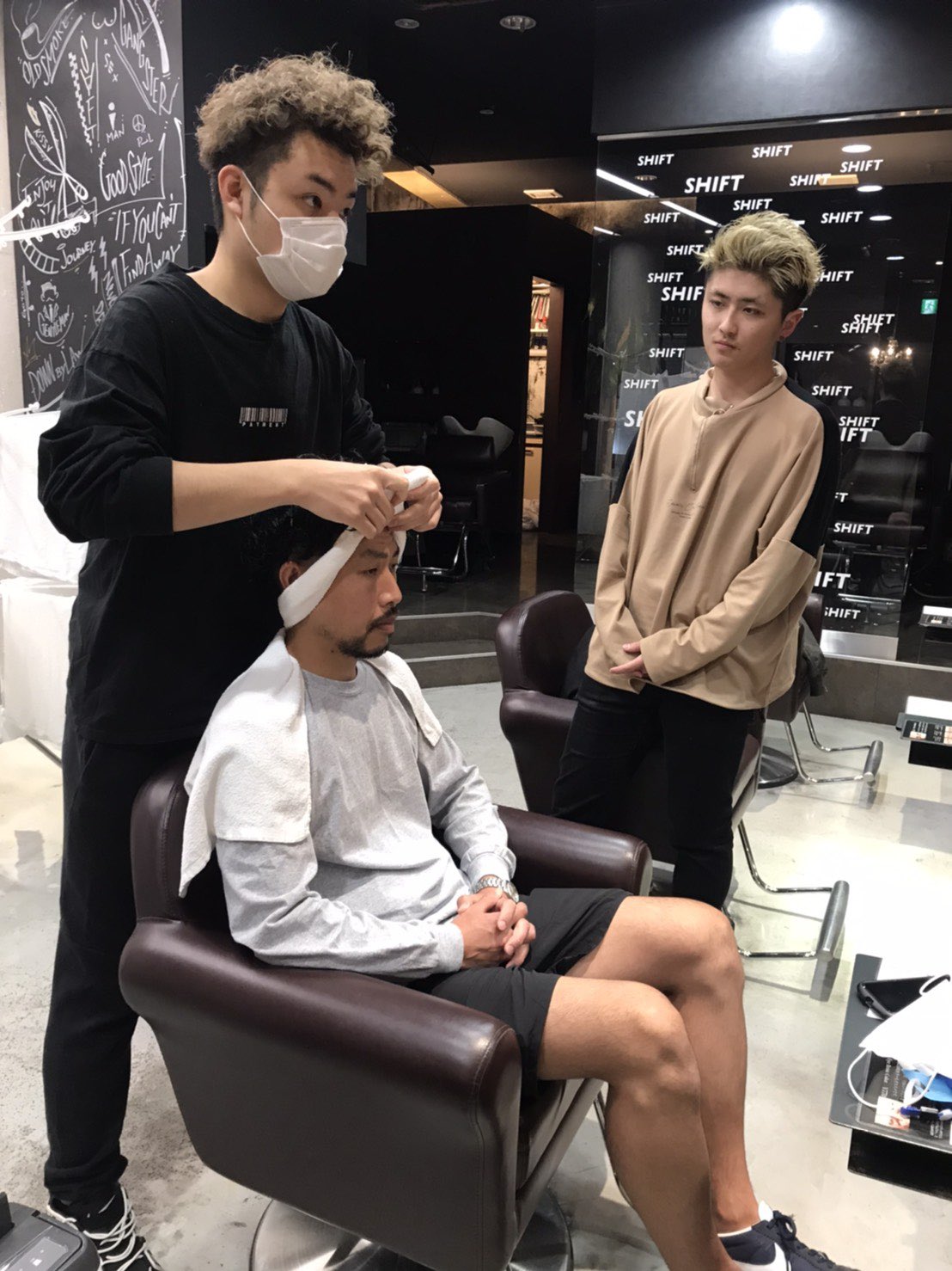 Shift 薬院店のルーキー二人のレッスン風景 確実にしっかりこなして前進していきましょー 頑張ってね 二人とも 福岡 福岡美容室 メンズカット メンズサロン