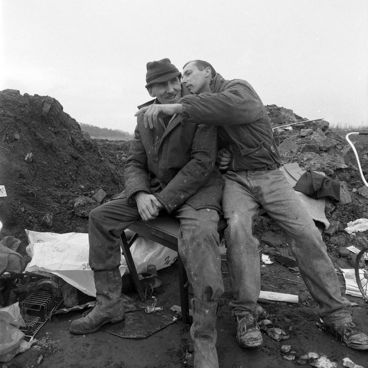RRBPhotobooks's tweet photo. From Benny Profane by Ken Grant

https://t.co/D6Se2Mo3xh

#kengrant @kengrantinfo @NorthernNarrat2 #bennyprofane #mersey #bidstonmoss #liverpool #photography #documentaryphotography https://t.co/RU5IbGZ1Yg