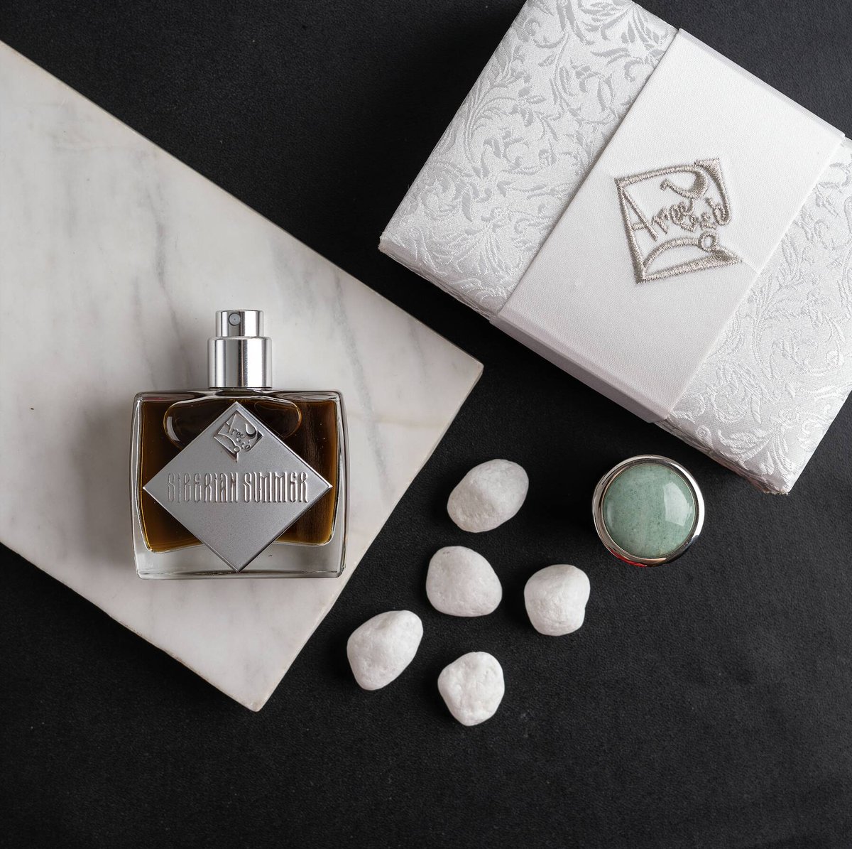 areejledore's tweet photo. What you should expect from Siberian Summer #scent: refreshing sensation, bright feeling of happiness and animal free, yet wild character.
Leave an emoji for this #freshperfume by #areejledore 👇
_______
#areejledoré #siberiansummerald #myscent https://t.co/INBxY480R0