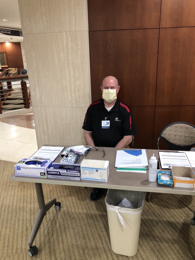 gabbard5's tweet photo. Thank you @BrebeufSports athletic trainer Dave Jessup for your work screening patients @StVincentIN Carmel. @DefiningSports is so proud of our athletic trainers utilizing their skills to help during this pandemic!! Keep up the great work. #AT4ALL #SVSPFAM https://t.co/EoInqf2vuB