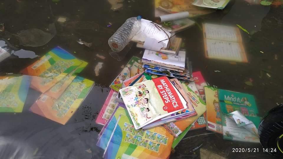 DrSanchariDas's tweet photo. These images are from the Northern parts of #Kolkata-#CollegeStreet, the largest book market in India &amp; the second largest second-hand book market in the world.
I used to buy most of my books from here. 
This is heart breaking! #CycloneAmphan :( https://t.co/88SQZkjOx4