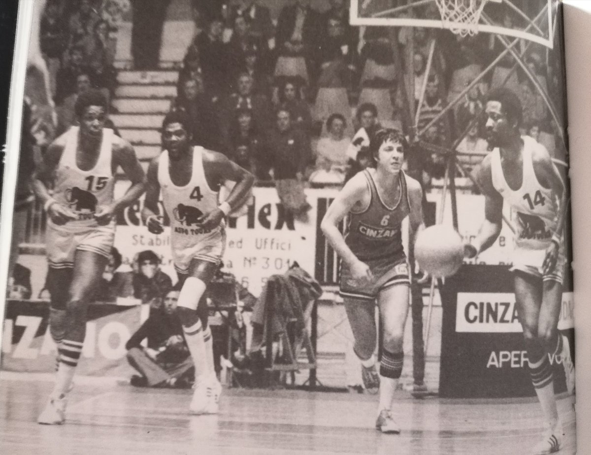 🏀 #Retro
*Photos_ ➡️ Le fameux trio de l'#ASPOTours (#DewittMenyard, #RayReynolds, #LCBOWEN) lors de la finale de la #Coupedescoupes76 face au #CinzanoMilan <a href="/OlimpiaMI1936/">Olimpia Milano</a>, l'italien Pino Brumatti en 📸
Source ▪️La fabuleuse histoire du basket-ball (#JeanRaynal)
🏀