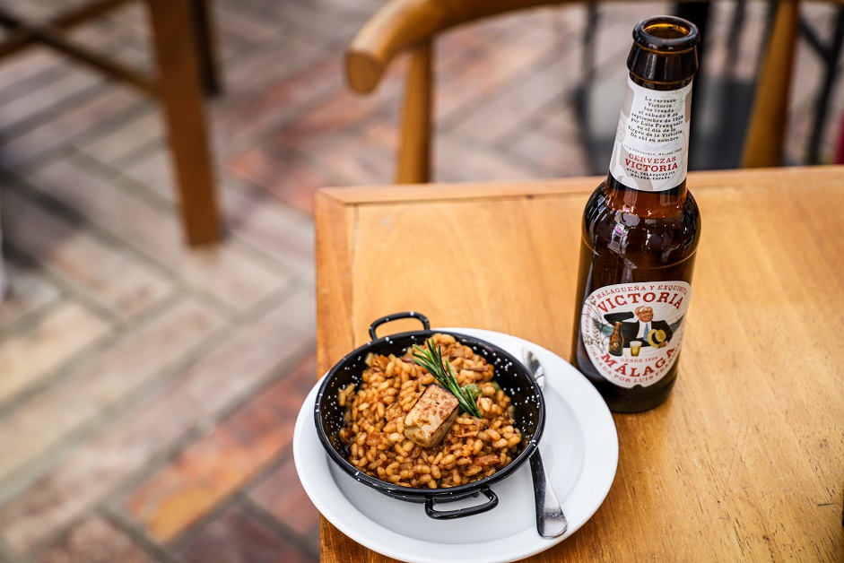 CervezaVictoria's tweet photo. ✅Terraza de un bar
✅Cerveza Victoria
✅Seguir las indicaciones de seguridad
¡A disfrutar! 🍺
#MalagueñayExquisita #MomentoVictoria https://t.co/geNNbKQQrl