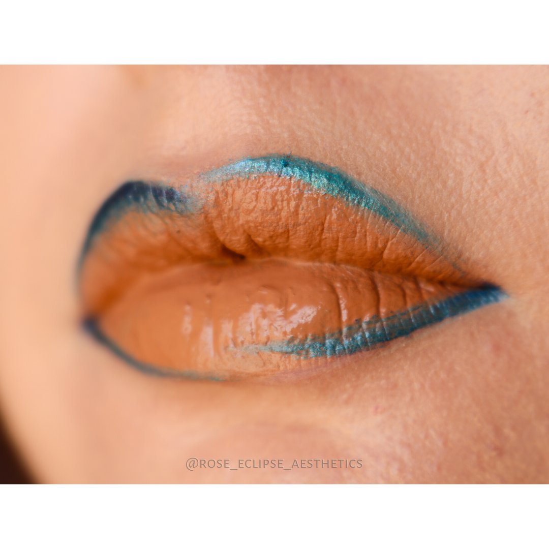 Rose_Eclipse_MU's tweet photo. 𝓝𝓾𝓭𝓮 𝓛𝓲𝓹 𝓦𝓲𝓽𝓱 𝓐 𝓑𝓵𝓾𝓮 𝓣𝔀𝓲𝓼𝓽
Is graphic lipliner a thing?
#Makeuplips #nudelips #nudelipstick #nudelipgloss #lipart
#lipstick #makeup #beauty #lips #lipgloss #mua #makeuplover #lipmatte #makeupaddict #sweettooth #lip #liplook #lipstickaddict #makeupstyle #MUA https://t.co/J3ixufRNh4