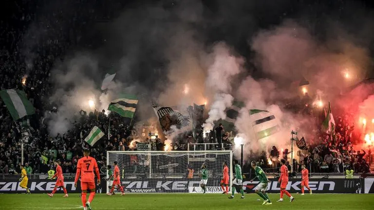 's tweet image. ⚽️🚨 #Fumigènes : les Ultras de l'#ASSE champions de France de la pyrotechnie #FBsport @francebleu @USS_officiel @A_N_Supporters 
➡️ francebleu.fr/sports/footbal…