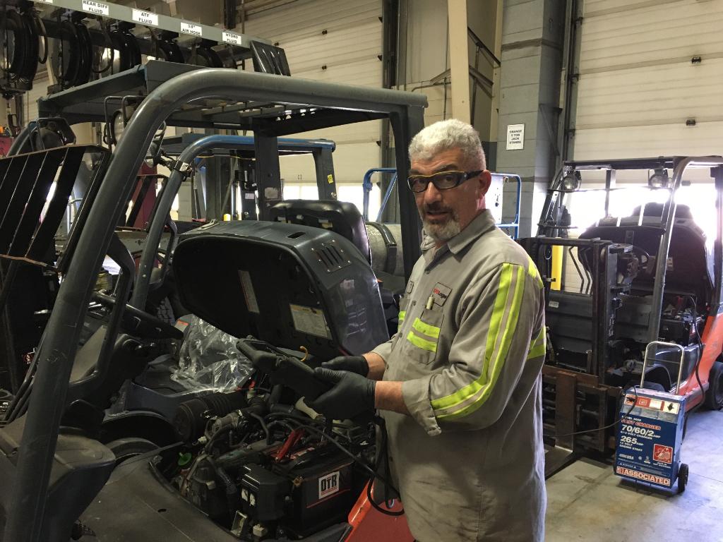 XPOLogistics's tweet photo. Every trucking company's ability to get deliveries from A to B relies on skilled #mechanics. We’re grateful for the technicians who keep our truckers safe on the road – #EverydayHeroes like Anthony Wright, Alexis Lash, Tony Zammit and Tawny Lefebvre. Thank you! #ThankAMechanic https://t.co/sHnq6qvwPG