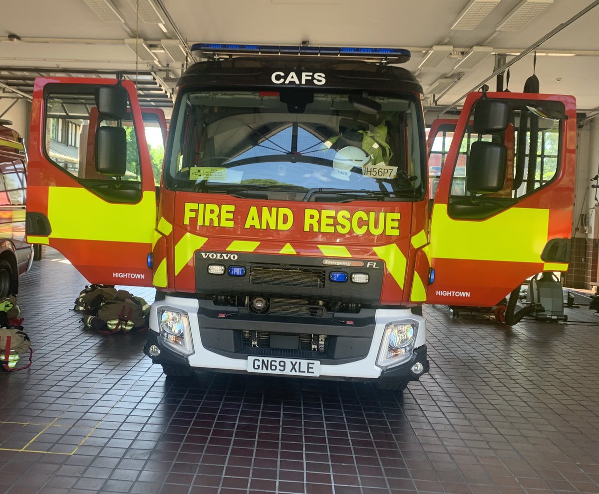 stewadamson's tweet image. Now there is a good looking brand spanking new pump on the run @Hightown56 today. Well done @HFRS_Tech for providing all @Hants_fire with the best Ops kit 👊