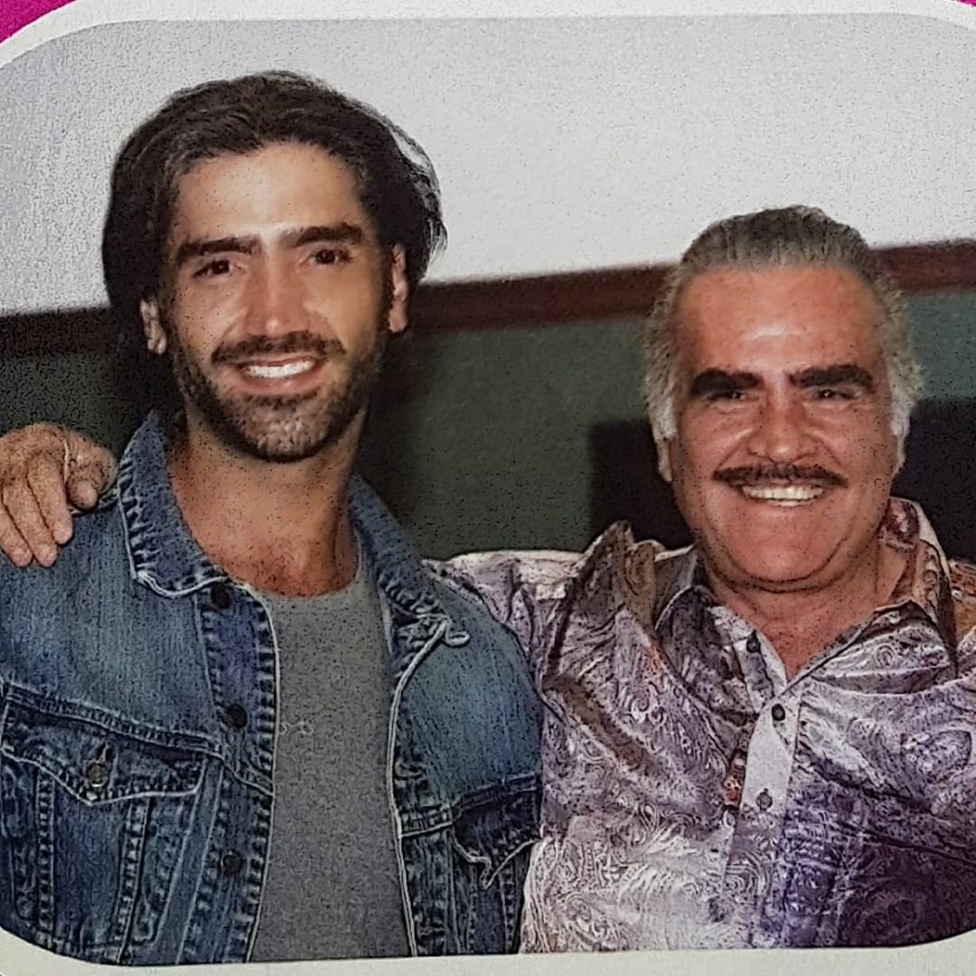 mia_mia_aim's tweet photo. #tbt @alexoficial y @_vicentefdez #chentesiguesiendoelrey👑 👏👏👏👏👏👏👏👏👏👏👏👏👏👏👏👏👏#alejandrofernandez #elpotrillo #potrillo #serconscientes #caballero #teolvidé #hechoenmexico #hechoenméxico #afhechoenméxico #afhechoenmexico #alejandrofernández https://t.co/nDfgwnIF46