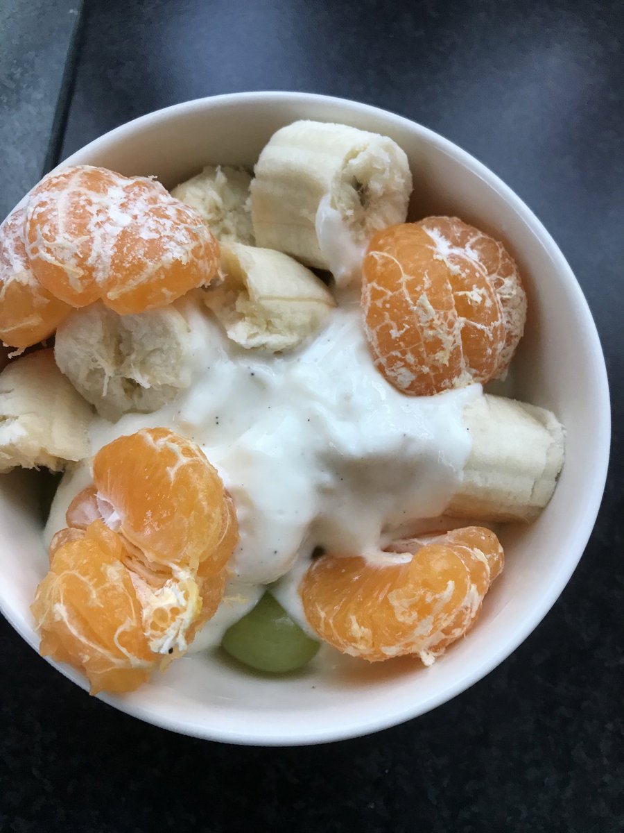 KDeller138's tweet photo. Love my nightly desert Grapes,Yoghurt, banana and satsumas #weightcomingoff https://t.co/Cl33ZPvobj