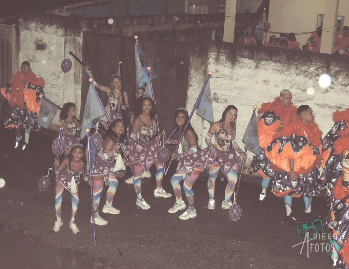 IrritadasJ's tweet photo. Tbt do melhor carnaval, nosso primeiro ano já paramos tudo imagine no segundo haha🎭🥳2021 é logo alii🥳🥳💃 https://t.co/ghNUj62BSt