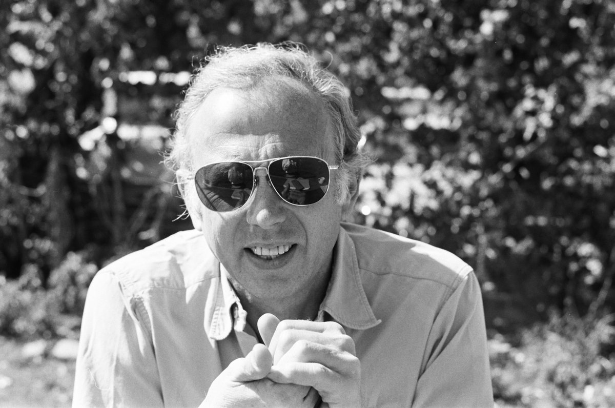 "My work is made of single or multiple panels: rectangle, curved or square. I am less interested in marks on the panels than the "presence" of the panels themselves.” —#EllsworthKelly

Ellsworth Kelly, mid-1970s. Photograph © Sidney B. Felsen.

#geminigel #artistoftheweek