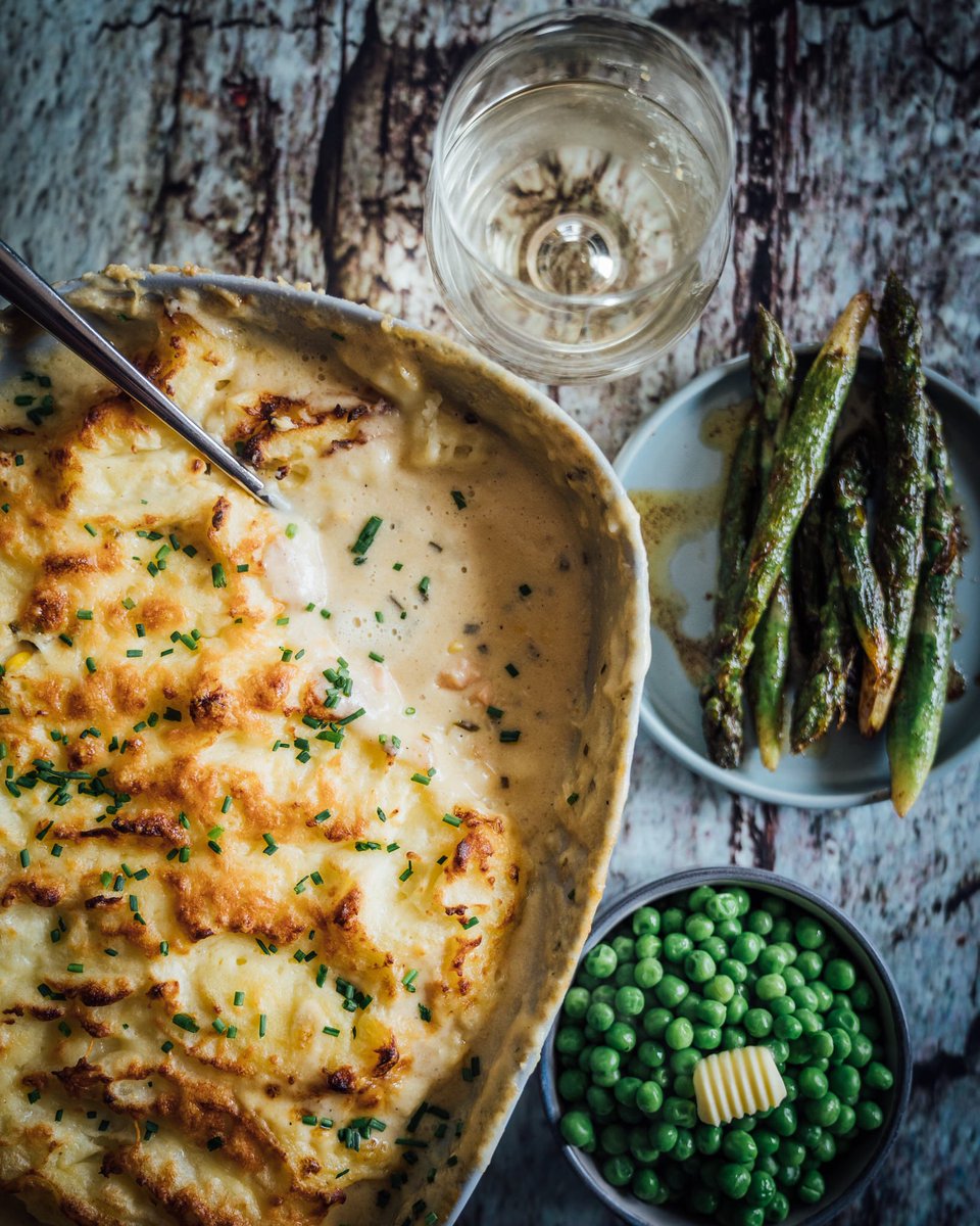 Fish Pie made with Kilkeel harbour fish from <a href="/MourneFishbox/">Mourne Fishbox</a> topped with local cheesy potatoes, served with brown butter asparagus (<a href="/downwholesale/">Downwholesale</a>) and garden peas! On the side is a delicious glass of Italian Janus Pinot Grigio from <a href="/NakedWines/">Naked Wines UK</a> ! 👌