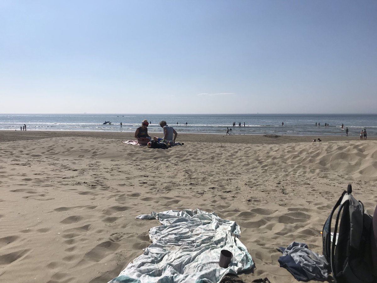 Hilde1801's tweet photo. @LaraRense Strand Wijk aan Zee vanmiddag. Moest dicht vanwege “te druk”.  15 m afstand houden geen probleem (komma niet vergeten). Houd de stranden open, ontlast de steden!! https://t.co/oF6now0T9c