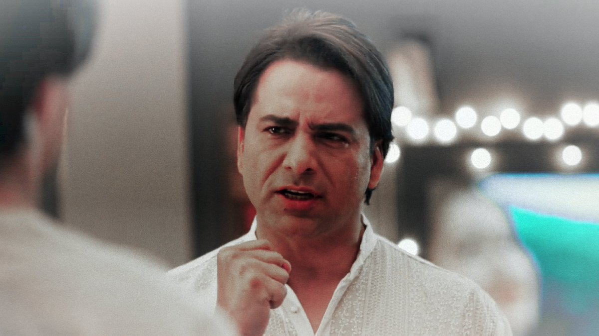 "ek akhri baar .. ek akhri baar apni puri jee jaan se takat laga do, ek koshish karo beta" oh how much love Manish Goenka deserves too .....! #Kaira  #MohsinKhan