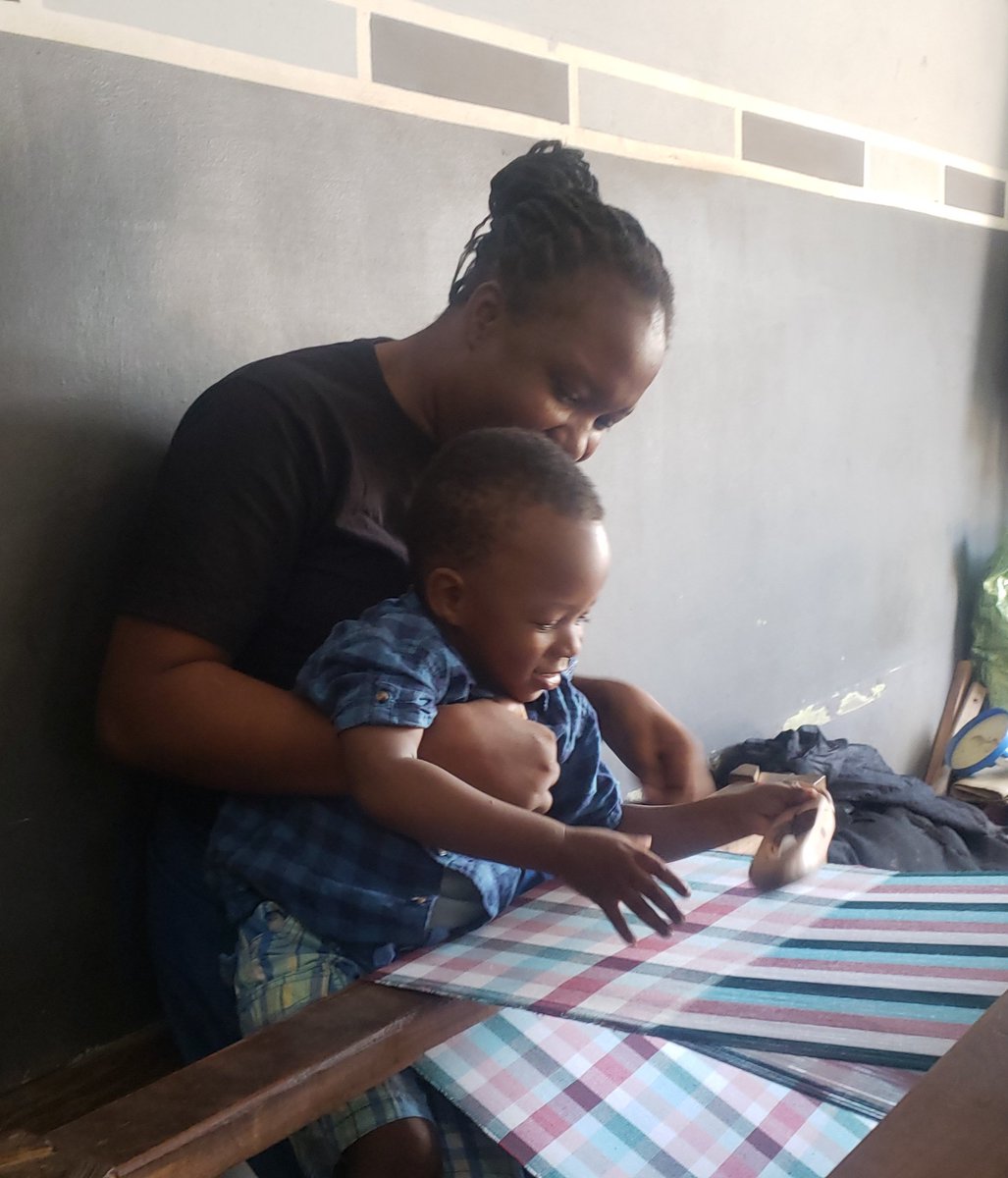 AdejokeLasisi's tweet photo. This boy will not let his mother enjoy her weaving until he gets a #weavingtime
With his level of commitment and with the little weaving skills he has already acquired, I believe there's a need to construct his weaving equipments especially Loom ASAP.
#Naturalweaver #Borntoweave https://t.co/LAAu2G5fsn