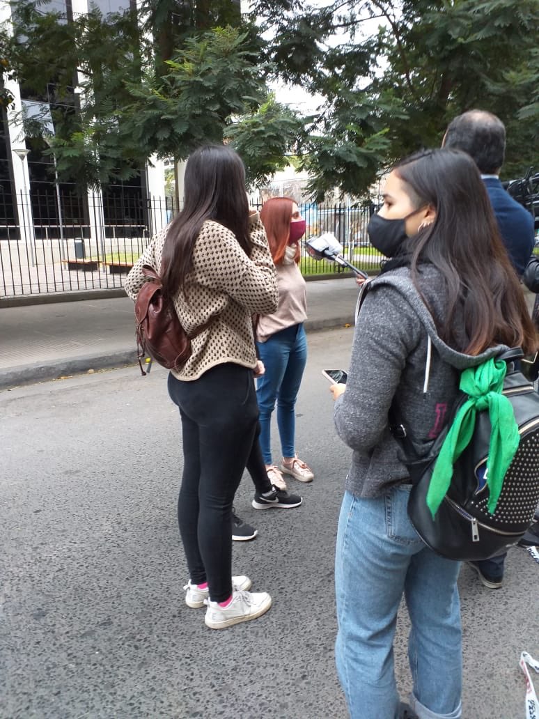 MujeresFazv's tweet photo. Gracias a las compañeras que estan en representación de las pibas de la UNT defendiendo la #LeyMicaelaParaTucuman #SinModificaciones fuera de la Legislatura 💪🏽💜
@Cdelasyungas @Femaud_unt
@femimedunt @MujeresFauUnt
@cef_derechount
@ComiMujeresFbqf 
@MujerespsicoUNT @labolivarunt https://t.co/YPkv3UUANv