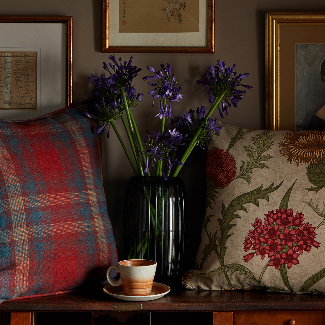 Prodoto's tweet photo. Today’s room set and supporting cameos have a moodier feel showing the richness of the fabrics, with shots designed to highlight textures and patterns.

#roomsetphotography #roomsets #commercialphotographystudio #setbuild #interiorstylist #interiors #roomdecor https://t.co/gcO90vjICG