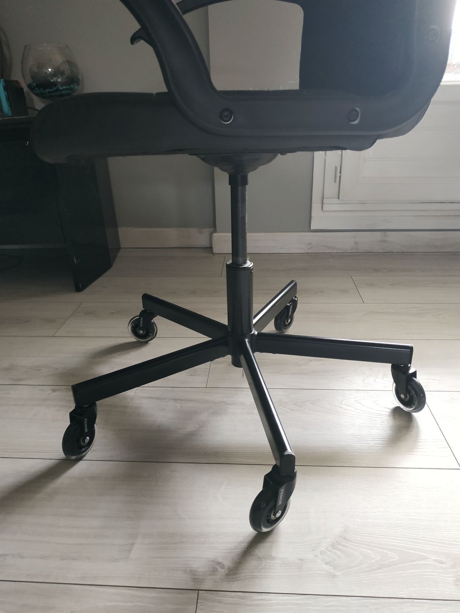 rcommande's tweet image. Hello tous le monde !

Pendant cette crise sanitaire, je travail à la maison. Malheureusement, je n&apos;avais pas vraiment de chaise de bureau correcte. Juste une vieille chaise Ikea Fingal aux roues cassées.
J&apos;ai d... #clubdagoma clubdagoma.popsell.com/romain-70861/3…