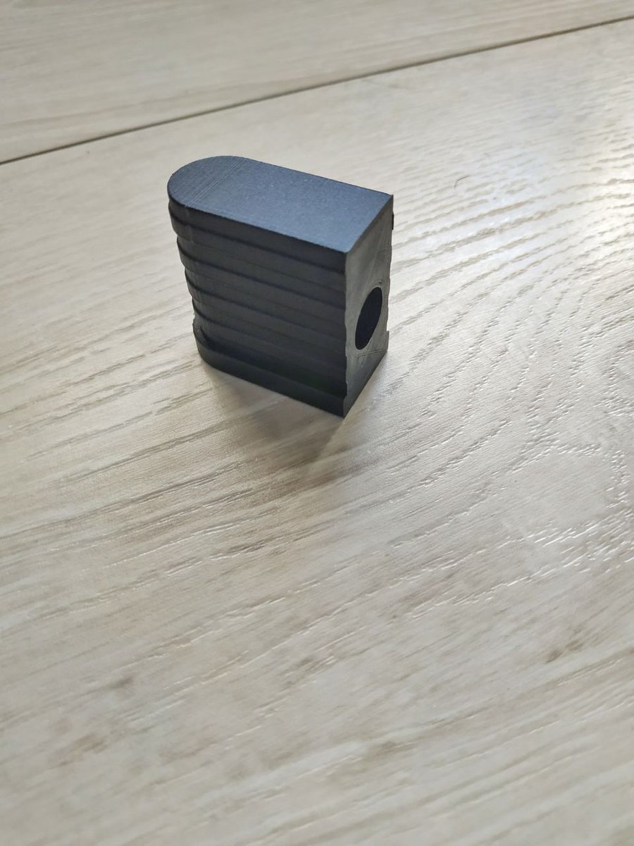 rcommande's tweet image. Hello tous le monde !

Pendant cette crise sanitaire, je travail à la maison. Malheureusement, je n&apos;avais pas vraiment de chaise de bureau correcte. Juste une vieille chaise Ikea Fingal aux roues cassées.
J&apos;ai d... #clubdagoma clubdagoma.popsell.com/romain-70861/3…