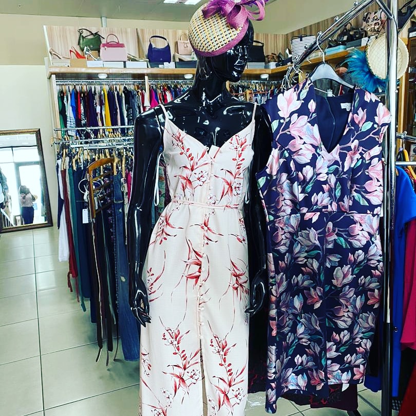 kumasicitymall's tweet photo. Get this beautiful dress and accessories from Deedee's Luxury and rock it! New arrivals in stock. Special discounts available. #KumasiCityMall #Strongertogether #Deedees #fashion #wearyourmask https://t.co/wqgG3zgKLe