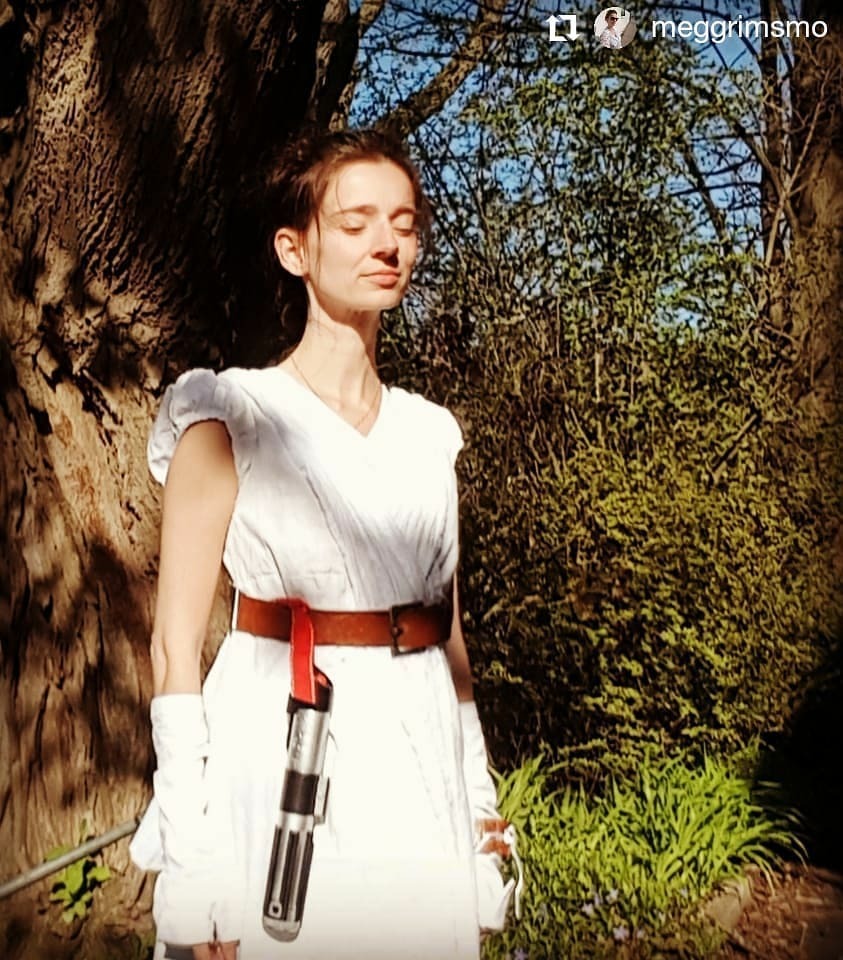sspatterns's tweet image. Regency Star Wars outfits seriously float my nerdy boat! I love this Regency Rey crossover gown from my Elegant Lady&apos;s Closet pattern. Now who&apos;s going to do a Kylo Darcy? 😆❤️ #Repost @meggrimsmo
• • • • • •
Reach out with the force 🌠 #regencyrey … instagr.am/p/CAc8TtKAU8c/
