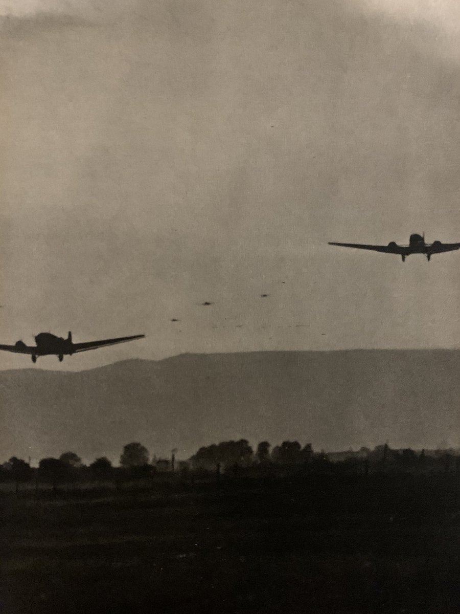 21. Mai 1941, 16 Uhr - Die JU52 mit den  #Gebirgsjägern sind im Anflug auf den weiter umkämpften Flugplatz von  #Maleme. Sie landen gegen 16 Uhr unter heftigem Artilleriebeschuss. Ca. 20 Transportmaschinen werden zerstört.Mein Großvater landet auf  #Kreta.