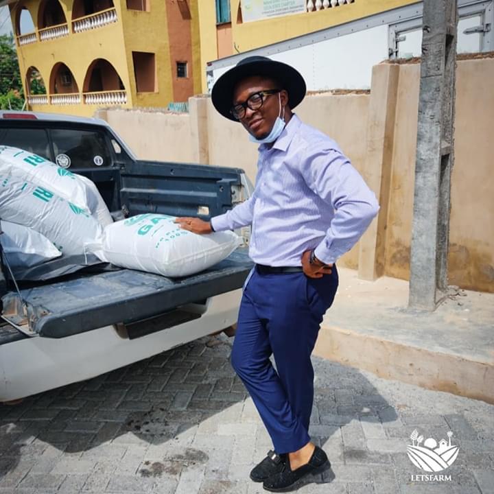 letsfarm_co's tweet photo. Our CEO @ennybelly joined one of the logistics teams for delivery of our products today.
Leadership by example.
#changinglives #agricislife #foodsecurity #investinginagriculture #letsfarmfish #letsfarmgarri #boysclub #Covid_19 https://t.co/C6l11GOdX8
