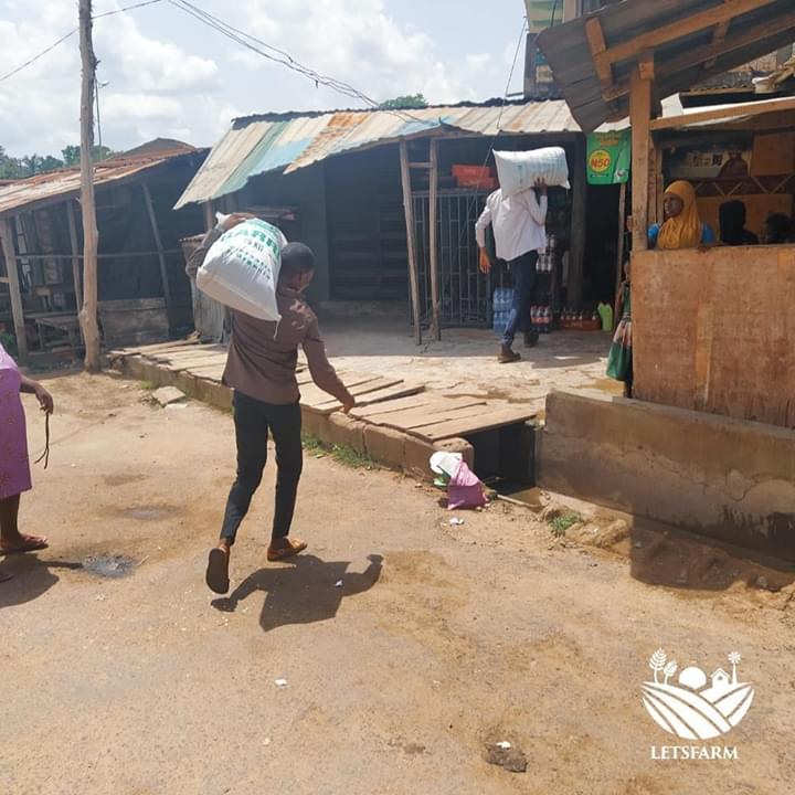letsfarm_co's tweet photo. Our CEO @ennybelly joined one of the logistics teams for delivery of our products today.
Leadership by example.
#changinglives #agricislife #foodsecurity #investinginagriculture #letsfarmfish #letsfarmgarri #boysclub #Covid_19 https://t.co/C6l11GOdX8