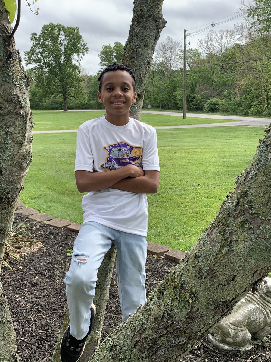 dotti_smith's tweet photo. Thanks to @Fairdale_Elem for loving on our boy and for showing love today!! #5thgradedrivethru #fairdaleworld https://t.co/aqanwjetOy