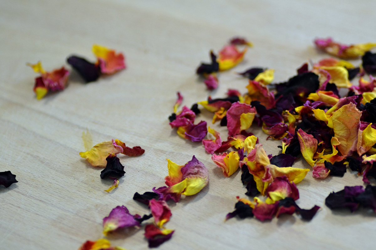 WestlandsUK's tweet photo. Looking for ways to perk up your favourite cocktail? Try adding a sprinkling of Dried Rose Petals for something a bit fancy, you deserve it!🌹🍹
 
https://t.co/ocHUm96jh7
 
#westlandsuk #driedroses #cocktailgarnish #edibleflowers https://t.co/93LamGxYjJ