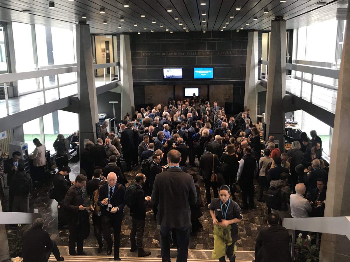 Esta foto la tomé el pasado 11 de febrero en #Ginebra, en la sede de la #OMS. Una reunión de expertos en #coronavirus. De su nulo “distanciamiento social” se deduce lo poco que incluso ellos sabían entonces. El virus ya circulaba por #Europa.