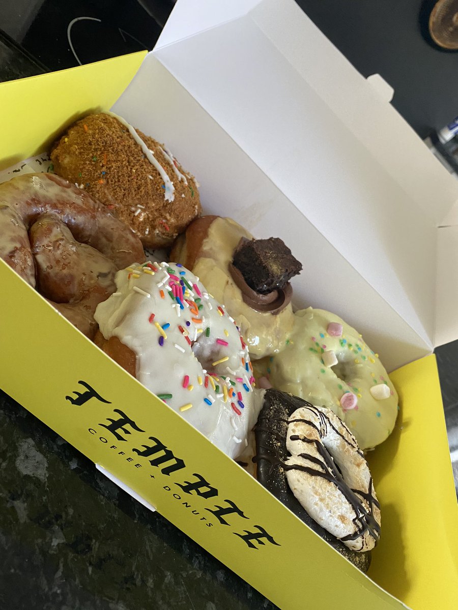OliverGameDev's tweet photo. VEGAN DONUTS AHHH 

with @Fidrik_ https://t.co/HDrOzfoQDQ