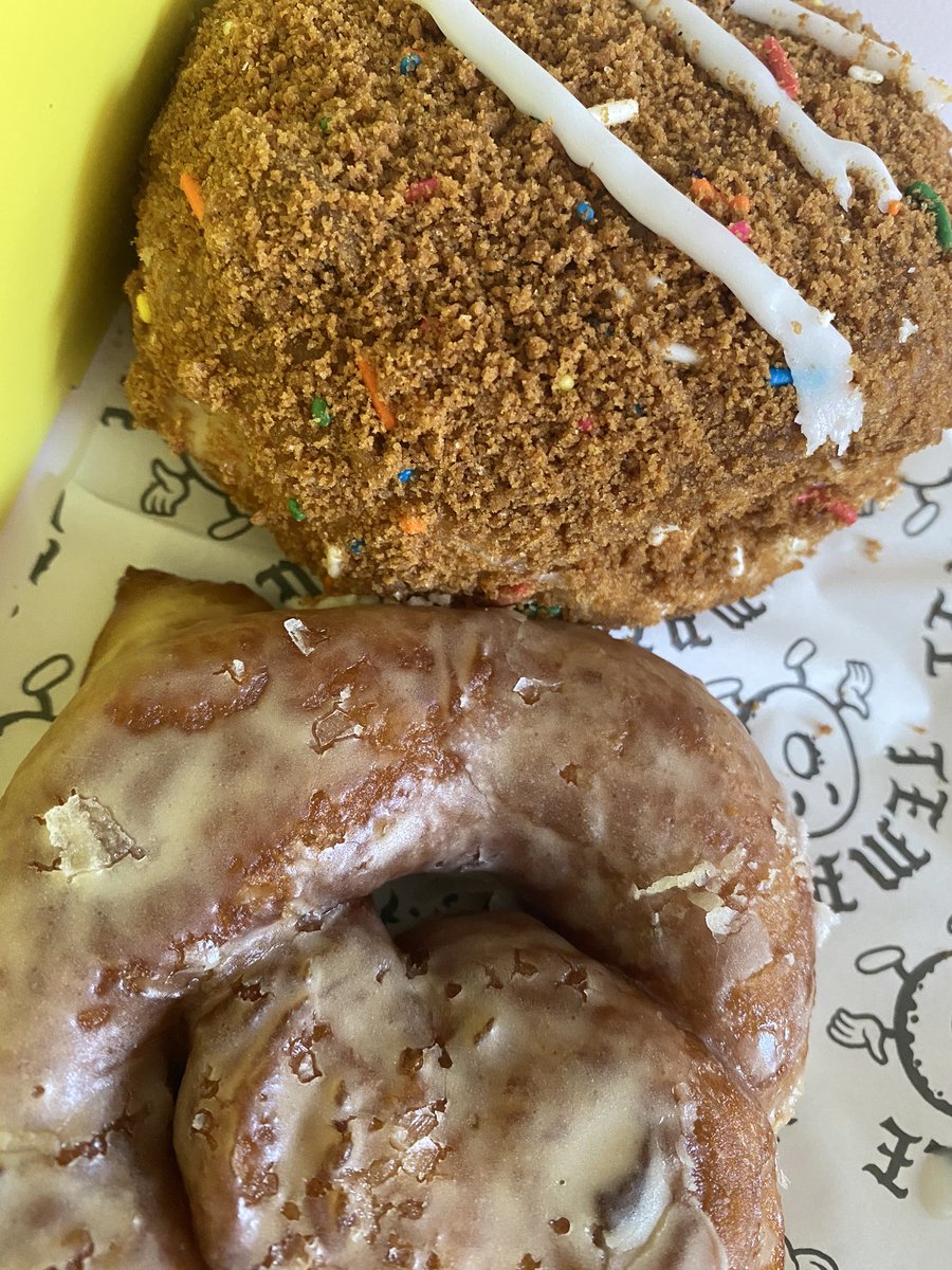 OliverGameDev's tweet photo. VEGAN DONUTS AHHH 

with @Fidrik_ https://t.co/HDrOzfoQDQ