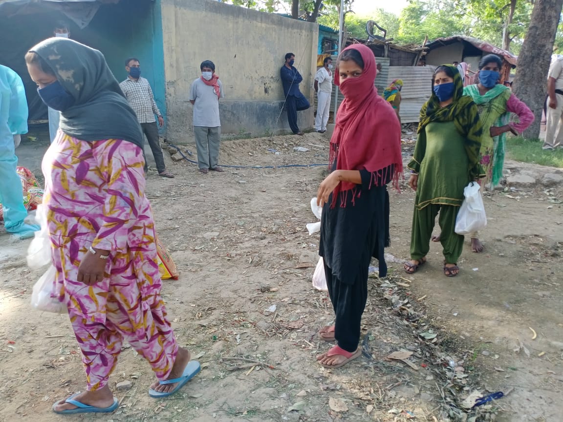 FoundationLadli's tweet photo. @DcpNorthDelhi @manabhardwaj Distributed #Covid_ProtectionKits #Masks4All & #OneMonthRation Kit to 125 #Pakistaani_Refugees at #MajnuKaTeela
Thanks to #AglStable @ibm_in @NASSCOMfdn
@CPDelhi @LtGovDelhi @PMOIndia @HMOIndia @NITIAayog https://t.co/hVwfta6g90