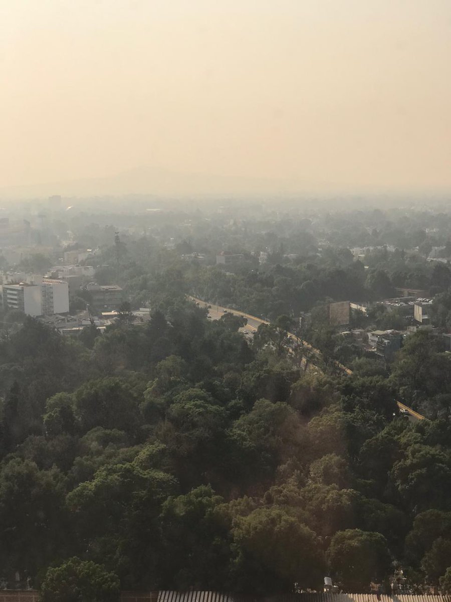 ruizhealy's tweet photo. Así está aire de #CDMX esta mañana. Varias ciudades del mundo han aprovechado #pandemia para aplicar programas mejoría ambiental. Algo que no se les ocurrió a jefa de @GobCDMX @Claudiashein y su secretaria del Medio Ambiente  @mroblesg. Para colmo @CFEmx quemando más combustóleo https://t.co/jlPtwaemuB
