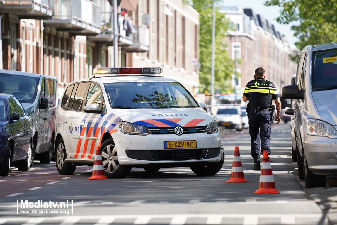 mediatvnl's tweet photo. Op de Oranjeboomstraat in Rotterdam zijn na een melding van een schietpartij meerdere hulzen op straat aangetroffen. De politie is een onderzoek gestart. https://t.co/FOKP2M9ruf