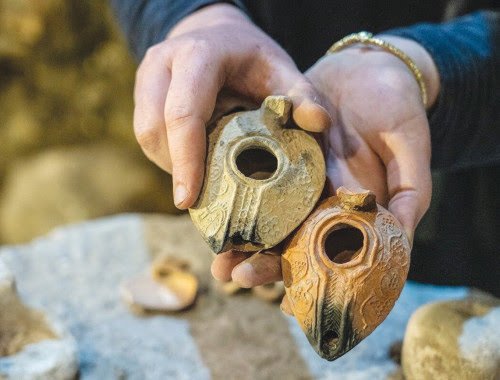 To celebrate #YomYerushalayim (#JerusalemDay), Israel's antiquities authority has revealed to the public a new tunnel system beneath the Wailing wall. This tunnel system dates back to the days of the second temple. The purpose for which the tunnels were built is unknown.