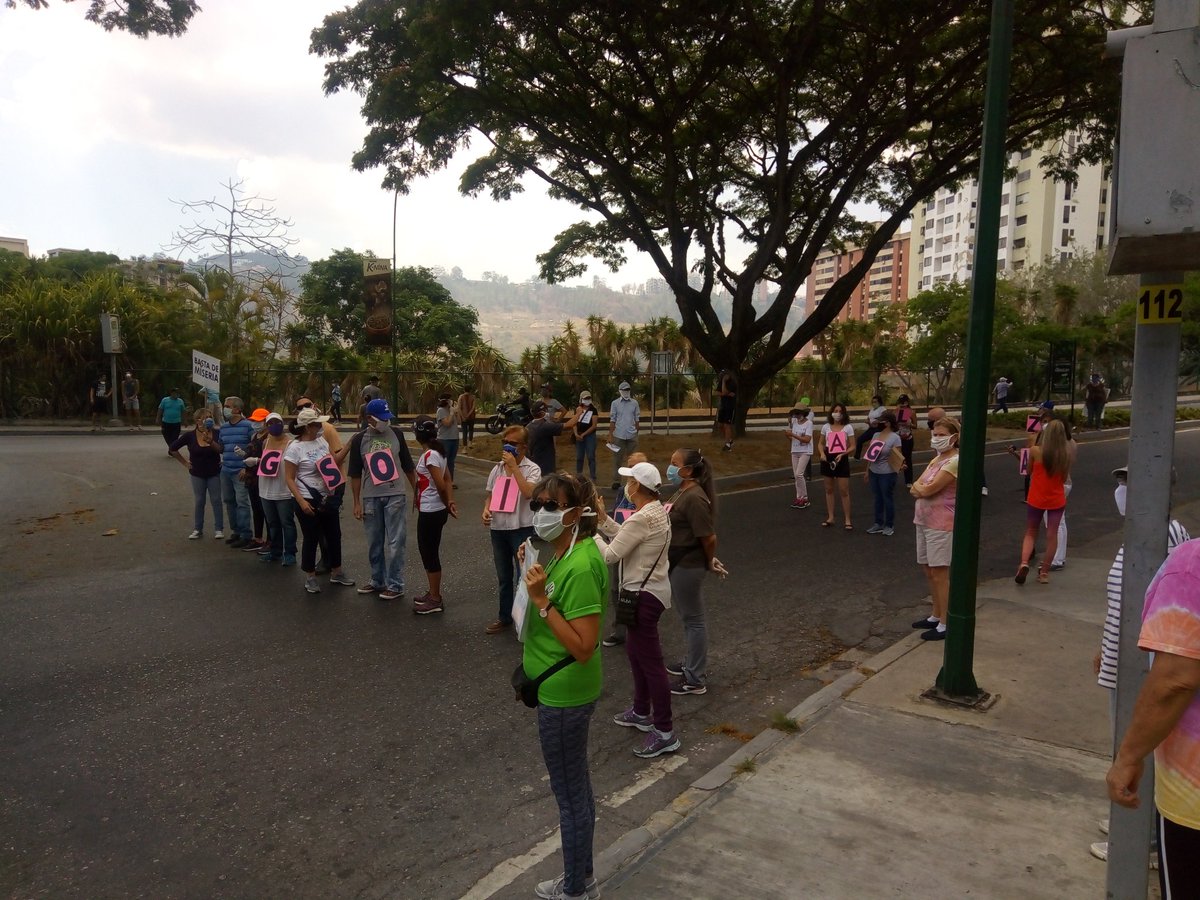 FMCENTER's tweet photo. Vía ; @victormanuelcs: Vecinos de Guaicay y Los Samanes en Baruta protestan por falta de agua y servicios públicos. Desde hace 2 semanas la zona no tiene agua  https://t.co/5G06QoJQu5