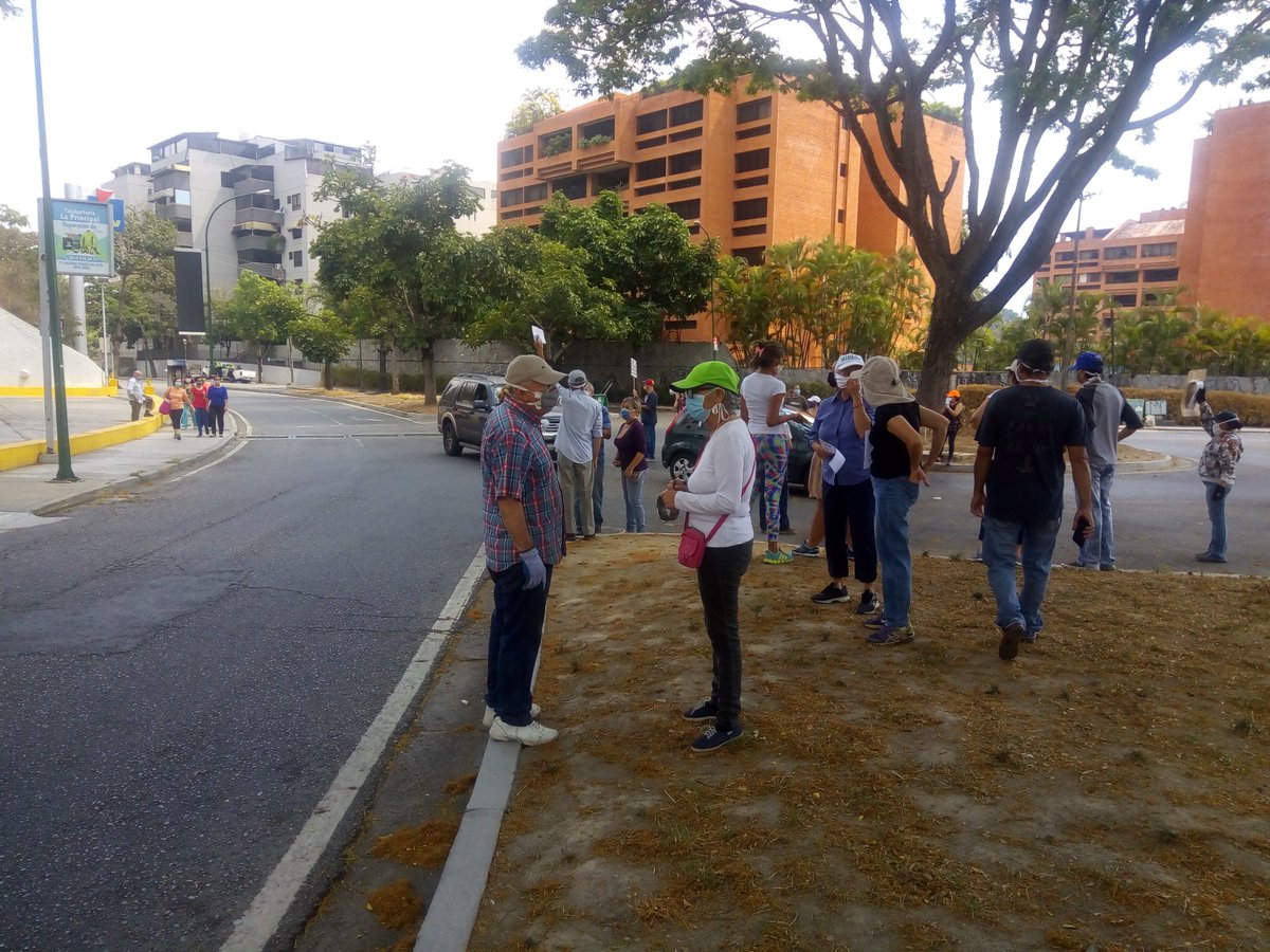 FMCENTER's tweet photo. Vía ; @victormanuelcs: Vecinos de Guaicay y Los Samanes en Baruta protestan por falta de agua y servicios públicos. Desde hace 2 semanas la zona no tiene agua  https://t.co/5G06QoJQu5